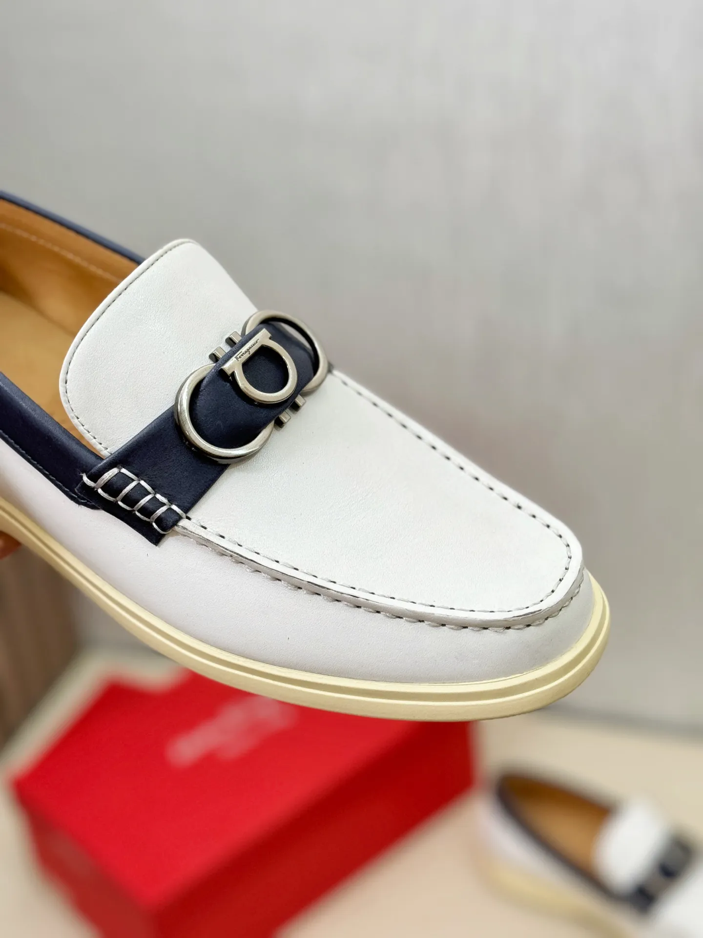 [Ferragamo] P: 580💰 Number of yards: 38~44 (45 orders are non-returnable) Ferragam's new men's driving shoes, the fabric is made of imported cowhide, with visible texture, heavy industrial stitching, dyed calfskin inside, standard logo cowhide feet, big-name experience, soft and comfortable on the feet, a men's favorite, special non-slip and wear-resistant rubber soles, easy to handle various occasions, with original box packaging!